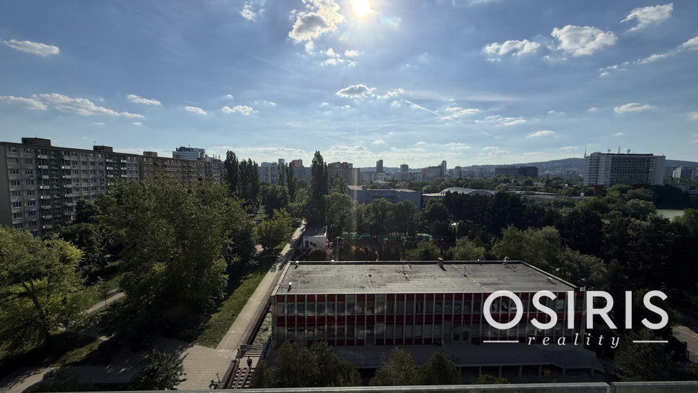 Klimatizovaný 2-izbový byt s balkónom, parkovanie v garáži, OC Retro