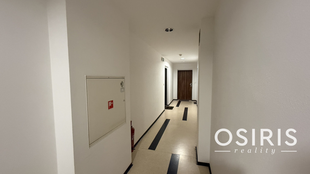 Klimatizovaný 2-izbový byt s balkónom, parkovanie v garáži, OC Retro
