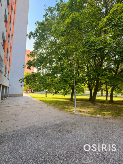TOP PONUKA-Priestranný 3-izbový byt na najvyššom poschodí  s balkónom v zelenej časti Dúbravky