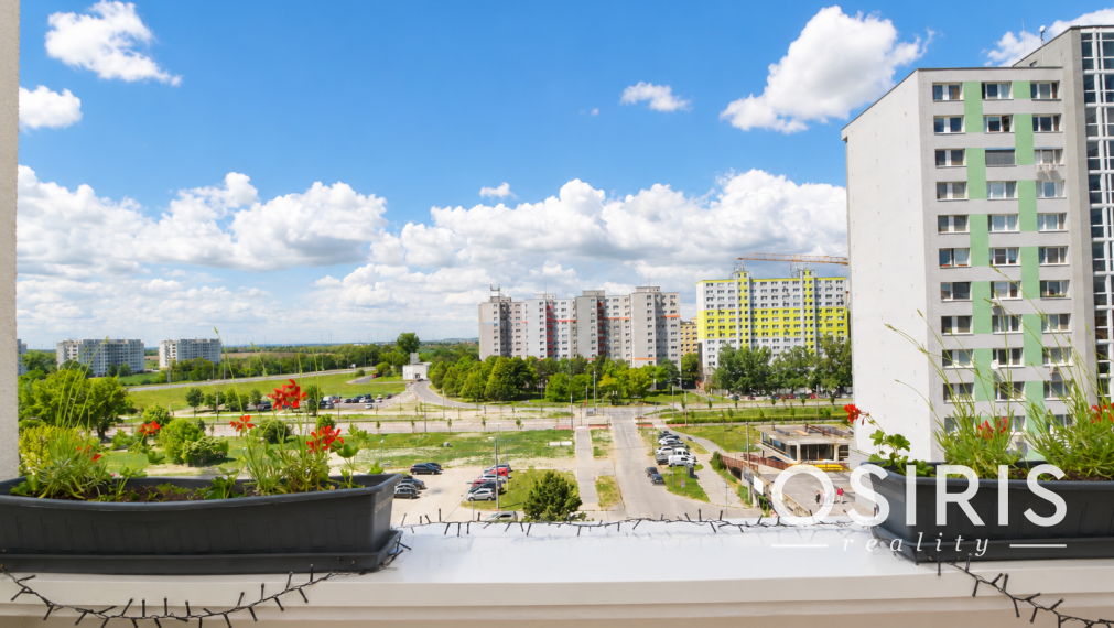 4-izb. byt po rekonštrukcii, 3 samostatné izby, loggia - Jasovská ul., Petržalka