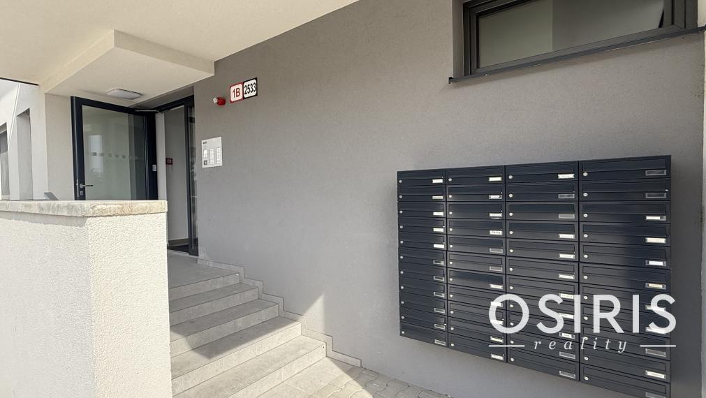 Krásny kompletne zariadený 3 izb. byt s garážovým parkovacím miestom