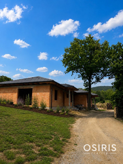 Exkluzívne bývanie pod Zoborom – moderný 4-izbový bungalov