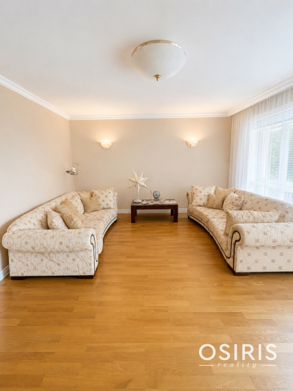 Veľkometrážny 4-izbový byt s dvomi balkónmi a trojgarážou