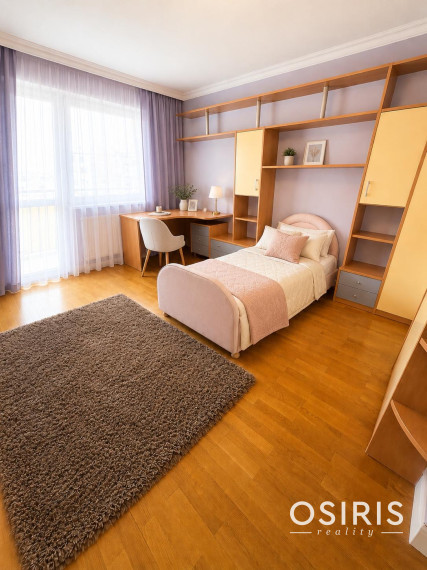 Veľkometrážny 4-izbový byt s dvomi balkónmi a trojgarážou