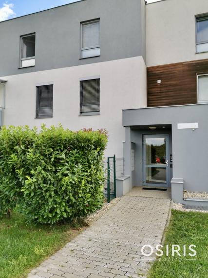 Kompletne zariadený 3-izbový byt s garážovým státím v obľúbenom projekte Senec Gardens