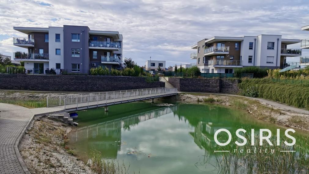 Kompletne zariadený 3-izbový byt s garážovým státím v obľúbenom projekte Senec Gardens