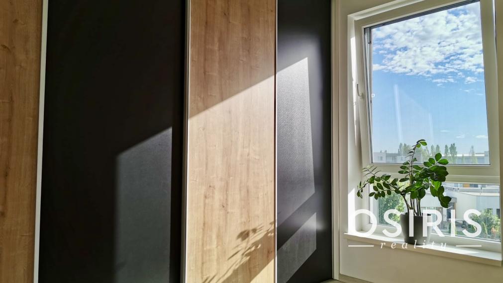 Kompletne zariadený 3-izbový byt s garážovým státím v obľúbenom projekte Senec Gardens
