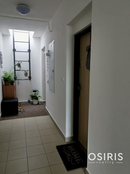 Kompletne zariadený 3-izbový byt s garážovým státím v obľúbenom projekte Senec Gardens