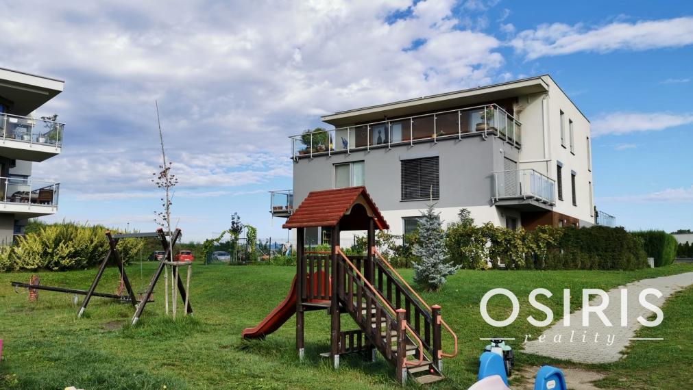 Kompletne zariadený 3-izbový byt s garážovým státím v obľúbenom projekte Senec Gardens