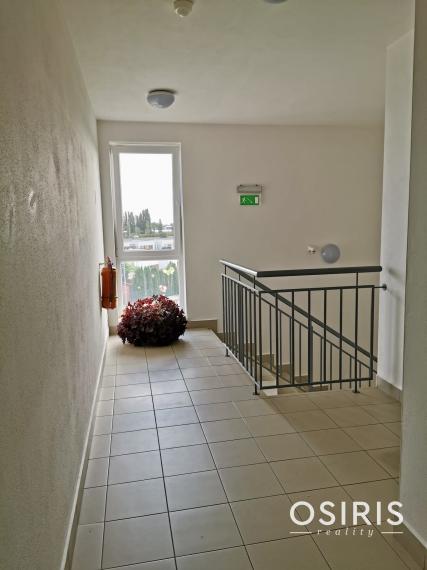 Kompletne zariadený 3-izbový byt s garážovým státím v obľúbenom projekte Senec Gardens