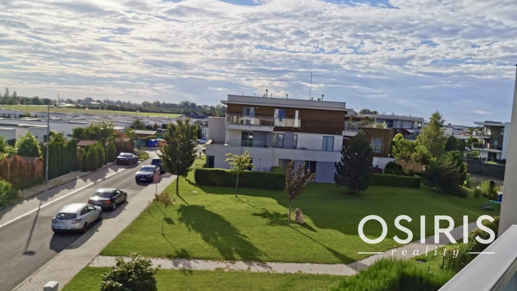 Kompletne zariadený 3-izbový byt s garážovým státím v obľúbenom projekte Senec Gardens