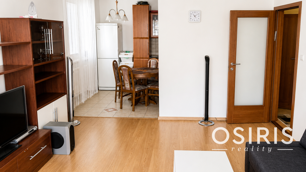 Priestranný kompletne zariadený 3-izbový byt s balkónom