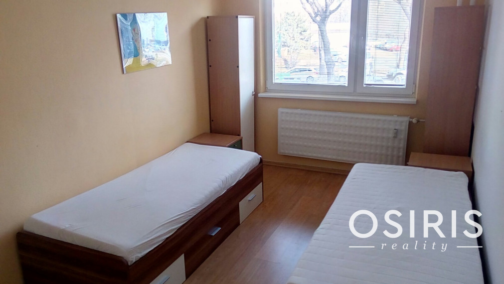 Priestranný kompletne zariadený 3-izbový byt s balkónom