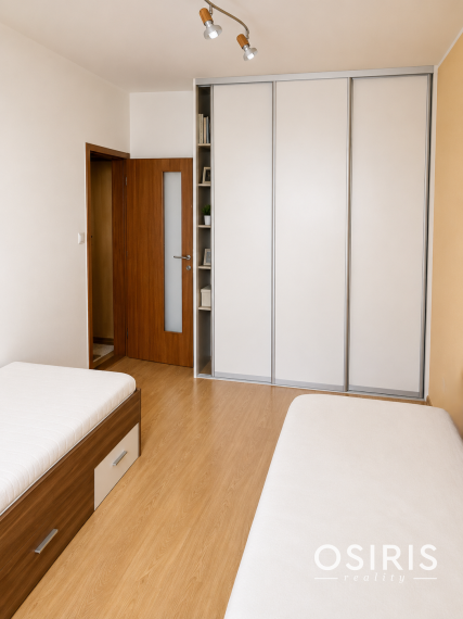 Priestranný kompletne zariadený 3-izbový byt s balkónom