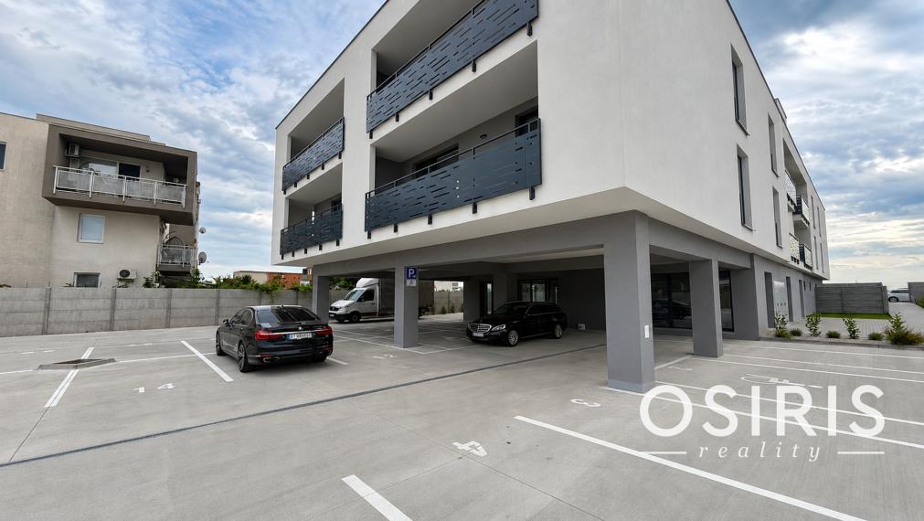 Nadštandardný, klimatizovaný 3i byt v novostavbe z r. 2026, terasa 10 m2, 1 x parkovanie