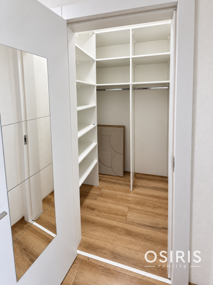 Kompletne zariadený klimatizovaný 2-izbový byt s balkónom, parkovacie miesto
