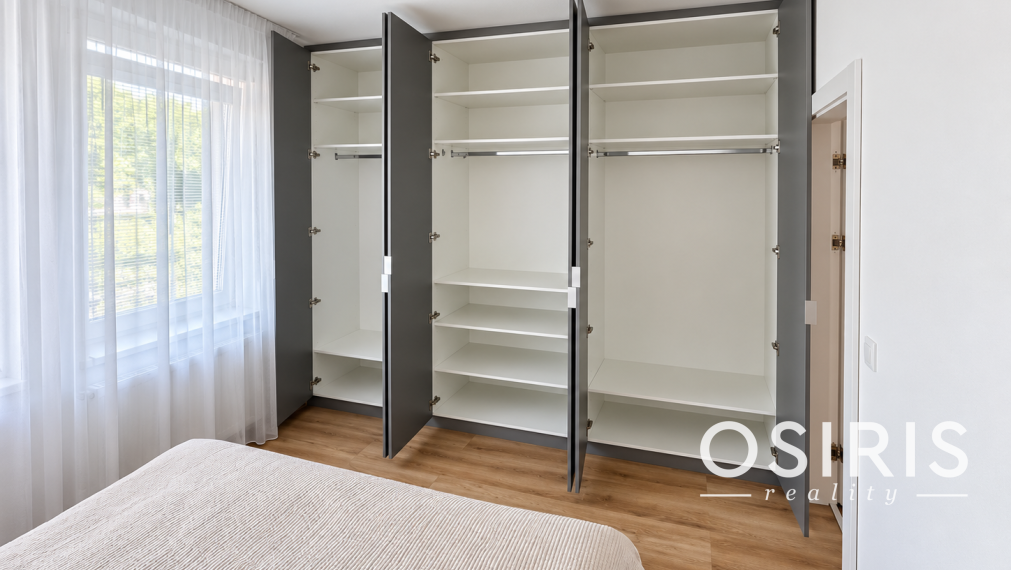 Kompletne zariadený klimatizovaný 2-izbový byt s balkónom, parkovacie miesto