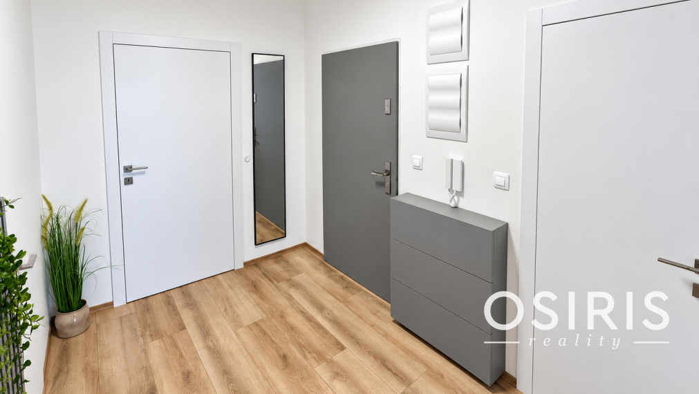 Kompletne zariadený klimatizovaný 2-izbový byt s balkónom, parkovacie miesto