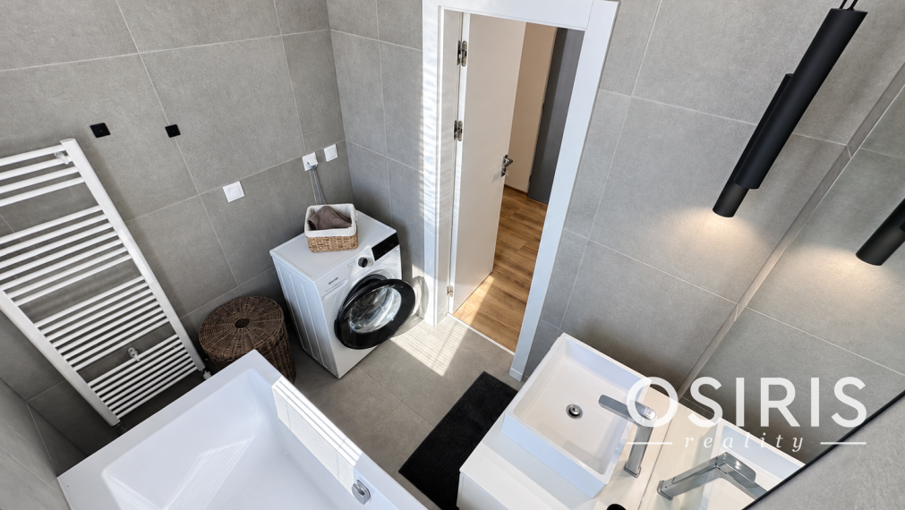 Kompletne zariadený klimatizovaný 2-izbový byt s balkónom, parkovacie miesto