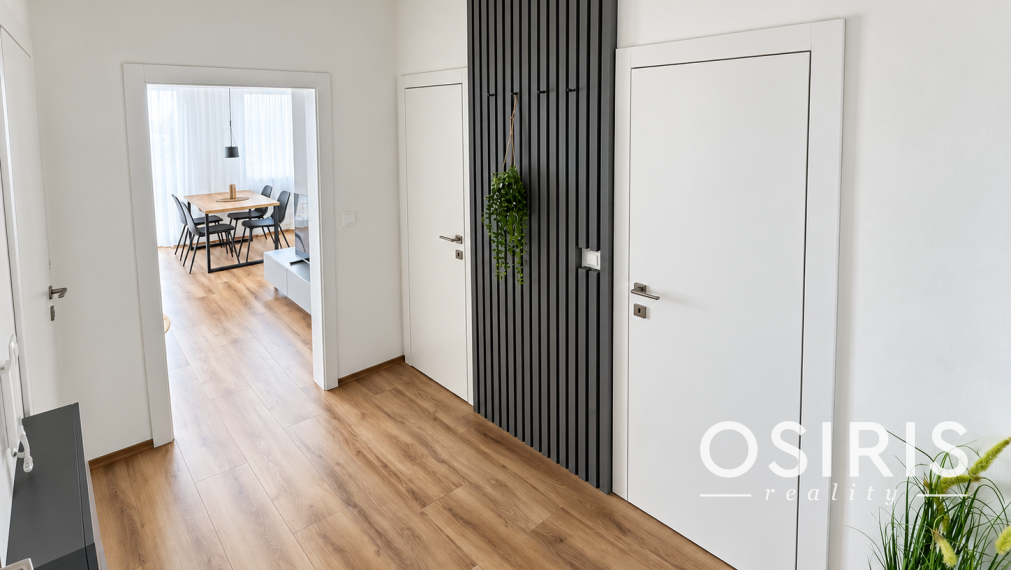 Kompletne zariadený klimatizovaný 2-izbový byt s balkónom, parkovacie miesto