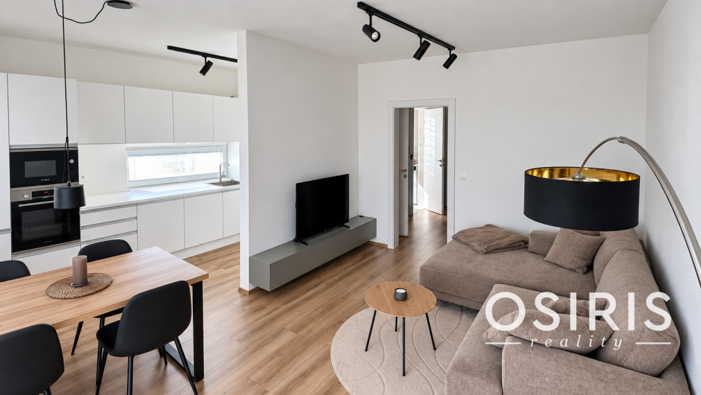 Kompletne zariadený klimatizovaný 2-izbový byt s balkónom, parkovacie miesto