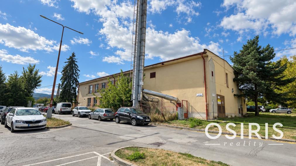 Komerčná budova s výrobnými a skladovými priestormi + 6x murovaná garáž