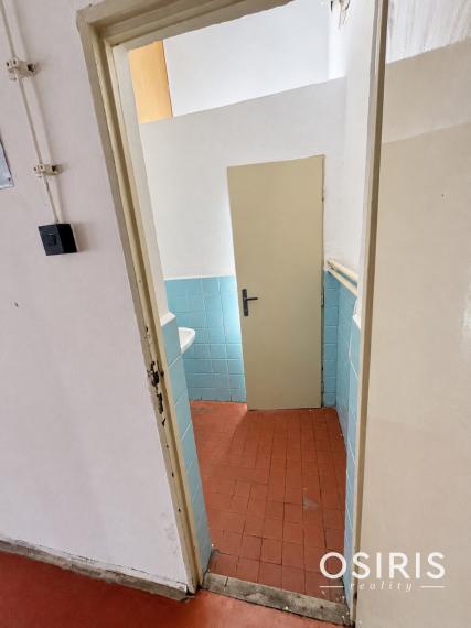 Komerčná budova s výrobnými a skladovými priestormi + 6x murovaná garáž