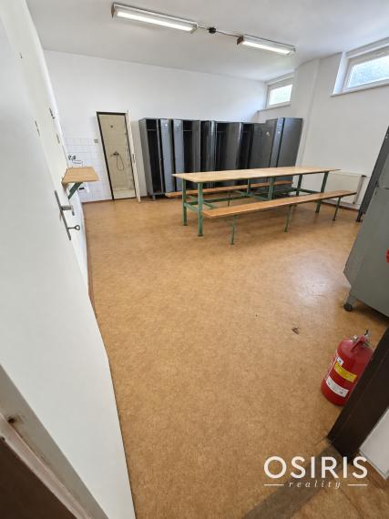 Komerčná budova s výrobnými a skladovými priestormi + 6x murovaná garáž