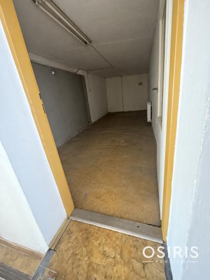 Komerčná budova s výrobnými a skladovými priestormi + 6x murovaná garáž