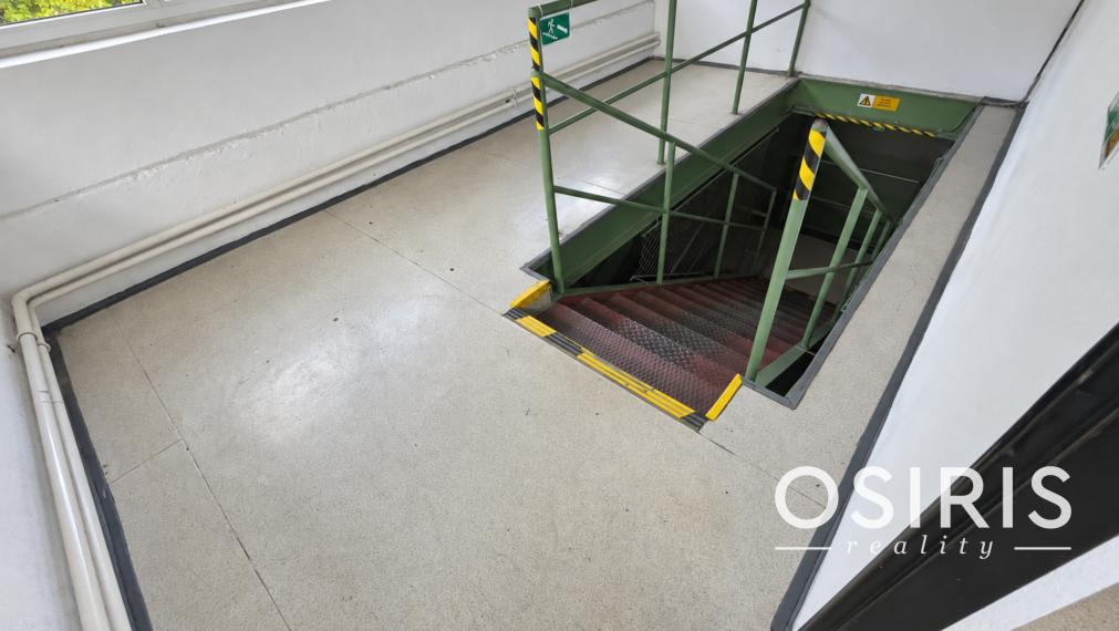 Komerčná budova s výrobnými a skladovými priestormi + 6x murovaná garáž