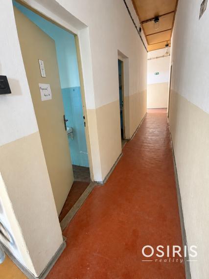 Komerčná budova s výrobnými a skladovými priestormi + 6x murovaná garáž