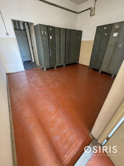 Komerčná budova s výrobnými a skladovými priestormi + 6x murovaná garáž