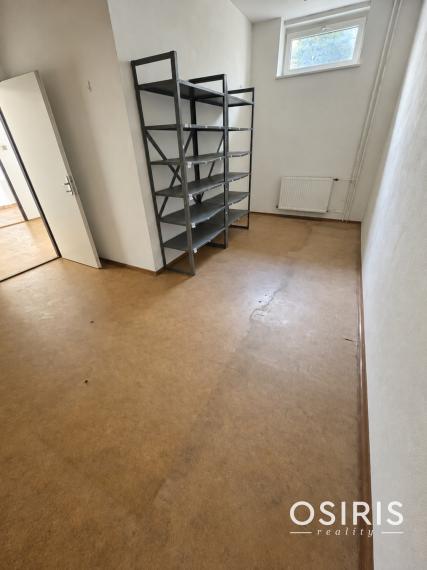 Komerčná budova s výrobnými a skladovými priestormi + 6x murovaná garáž