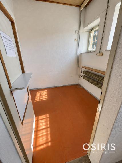 Komerčná budova s výrobnými a skladovými priestormi + 6x murovaná garáž