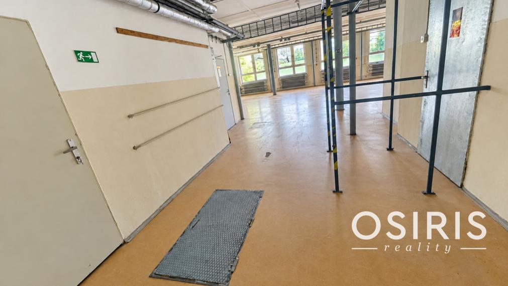 Komerčná budova s výrobnými a skladovými priestormi + 6x murovaná garáž