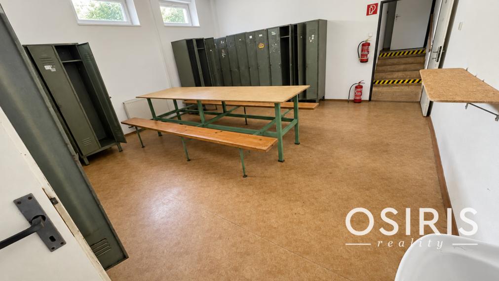 Komerčná budova s výrobnými a skladovými priestormi + 6x murovaná garáž