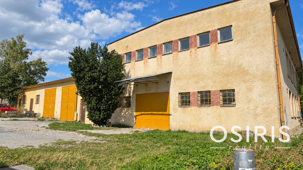 Komerčná budova s výrobnými a skladovými priestormi + 6x murovaná garáž