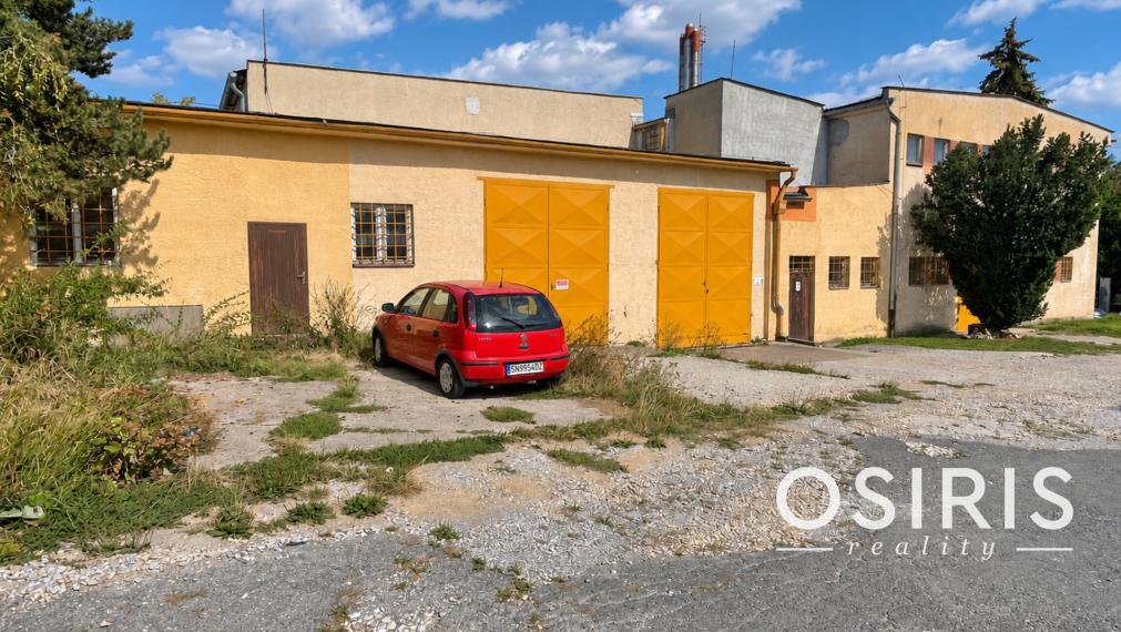 Komerčná budova s výrobnými a skladovými priestormi + 6x murovaná garáž