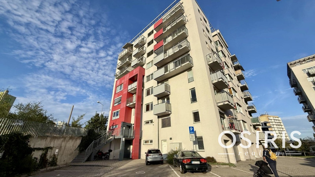 Klimatizovaný, zariadený 2i byt s balkónom a parkovaním v pokojnej lokalite Rače,Kadnárova