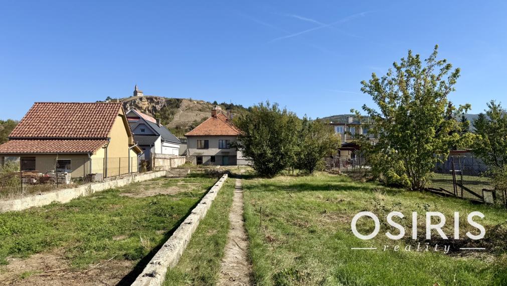 INVESTIČNÁ PRÍLEŽITOSŤ: 2 411 m² POZEMOK S RD A S MOŽNOSŤOU VÝSTAVBY 3 DVOJDOMOV