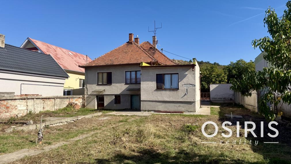 INVESTIČNÁ PRÍLEŽITOSŤ: 2 411 m² POZEMOK S RD A S MOŽNOSŤOU VÝSTAVBY 3 DVOJDOMOV