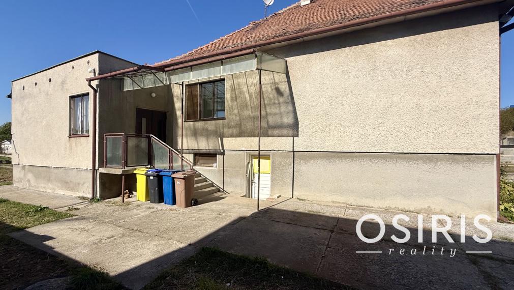 INVESTIČNÁ PRÍLEŽITOSŤ: 2 411 m² POZEMOK S RD A S MOŽNOSŤOU VÝSTAVBY 3 DVOJDOMOV