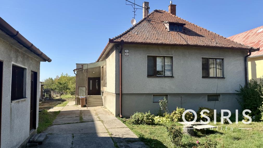 INVESTIČNÁ PRÍLEŽITOSŤ: 2 411 m² POZEMOK S RD A S MOŽNOSŤOU VÝSTAVBY 3 DVOJDOMOV