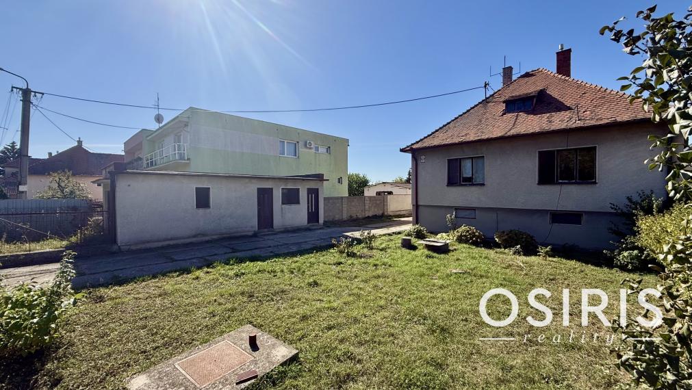INVESTIČNÁ PRÍLEŽITOSŤ: 2 411 m² POZEMOK S RD A S MOŽNOSŤOU VÝSTAVBY 3 DVOJDOMOV