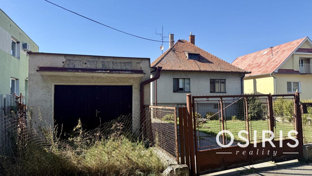 INVESTIČNÁ PRÍLEŽITOSŤ: 2 411 m² POZEMOK S RD A S MOŽNOSŤOU VÝSTAVBY 3 DVOJDOMOV
