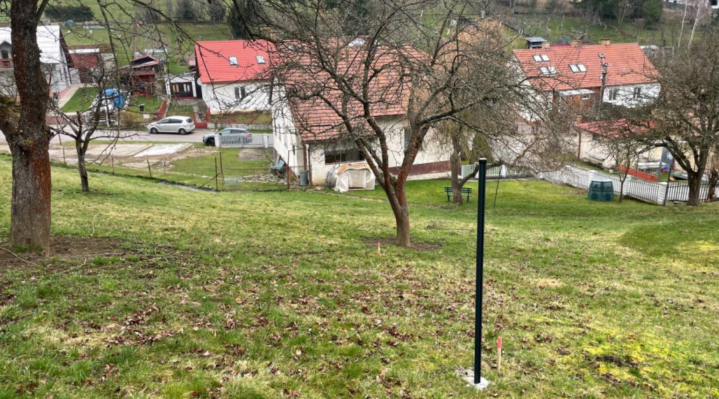 Stavebný pozemok 657 m2, IS na hranici pozemku, obec Istebné