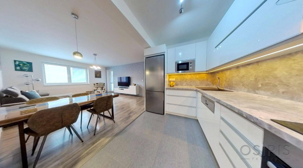 Zariadený 3i byt s balkónom, novostavba 2017, 2x parkovanie