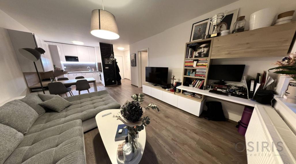 Stein: Priestranný 2i byt, garážové státie, pivnica, novostavba 2019