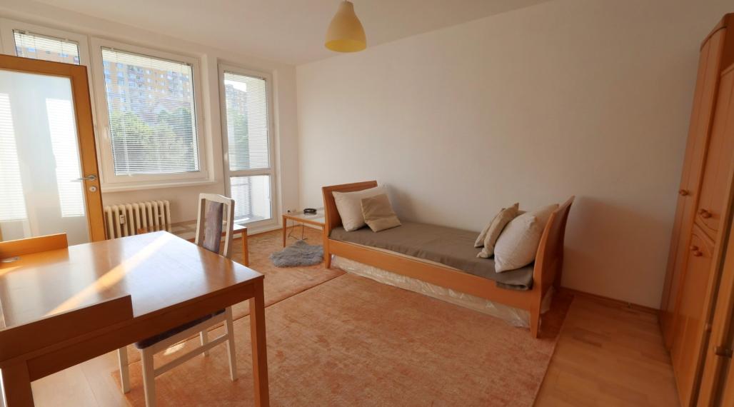 NOVINKA: Slnečný, čiastočne zrekonštruovaný 1i byt s veľkým balkónom, pivnica, Karloveská ulica, Bratislava - Karlova Ves