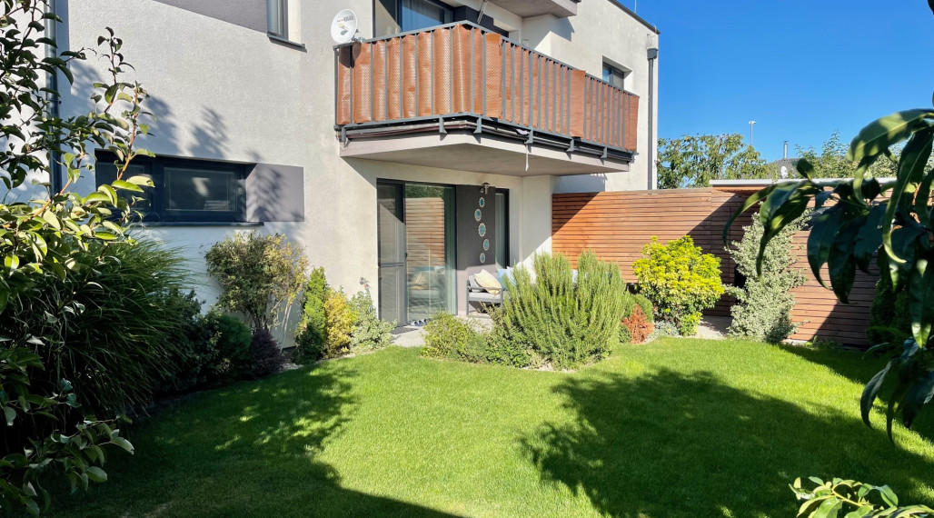 Moderný, kompletne zariadený, 3 izbový byt s krásnou záhradou